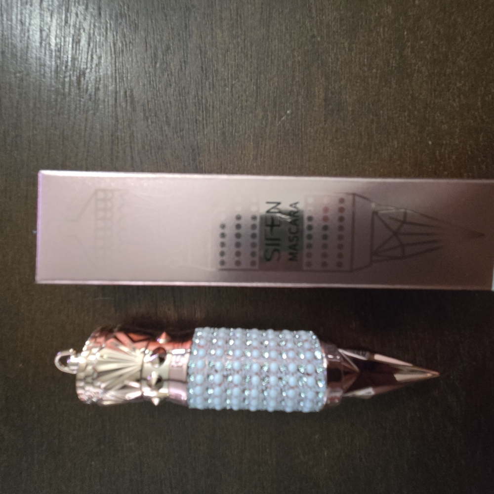 Makeup and Beauty Set with Eyelash Curler and Adhesive - Picture 12 of 15